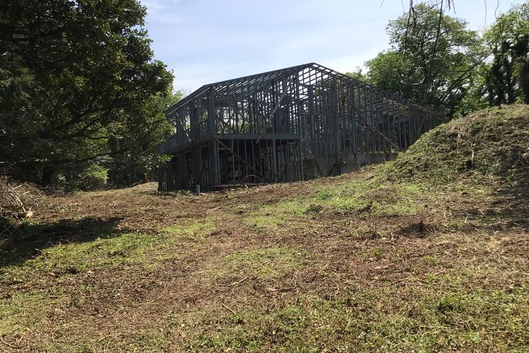 これから新居建設に向けて、既存建物の解体工事が着手されます。