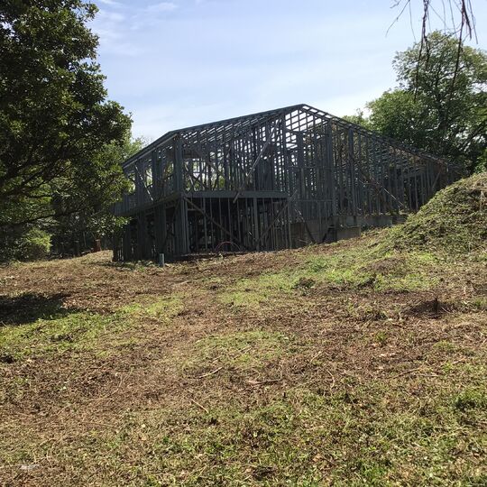 開拓作業完了後ですが、これから住居骨組みの解体作業が始まります。